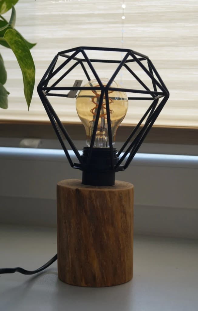 NATUR Serie – Holzleuchte mit geometrischem Lampenschirm